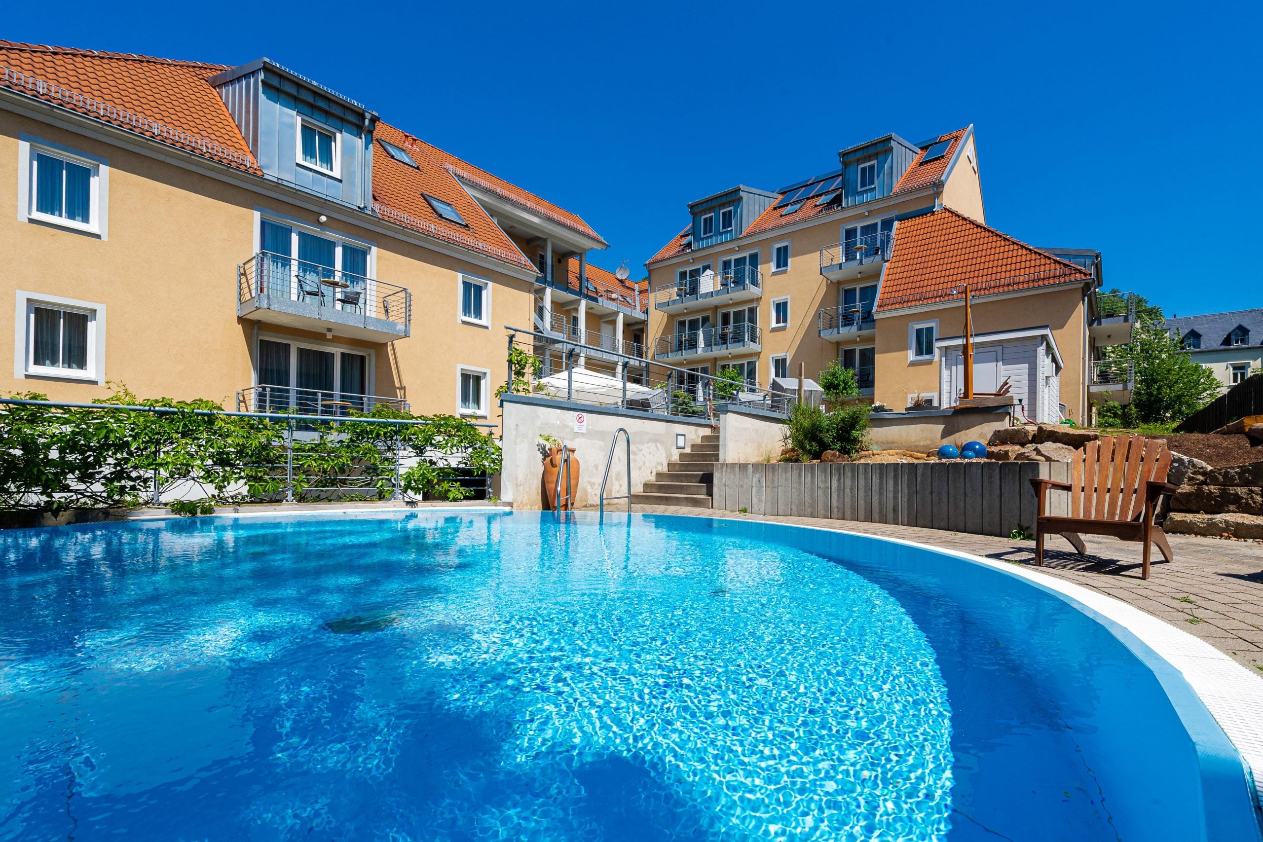 Bild des Außenbereiches mit Pool vom Steiger Apparthotel Bad Schandau