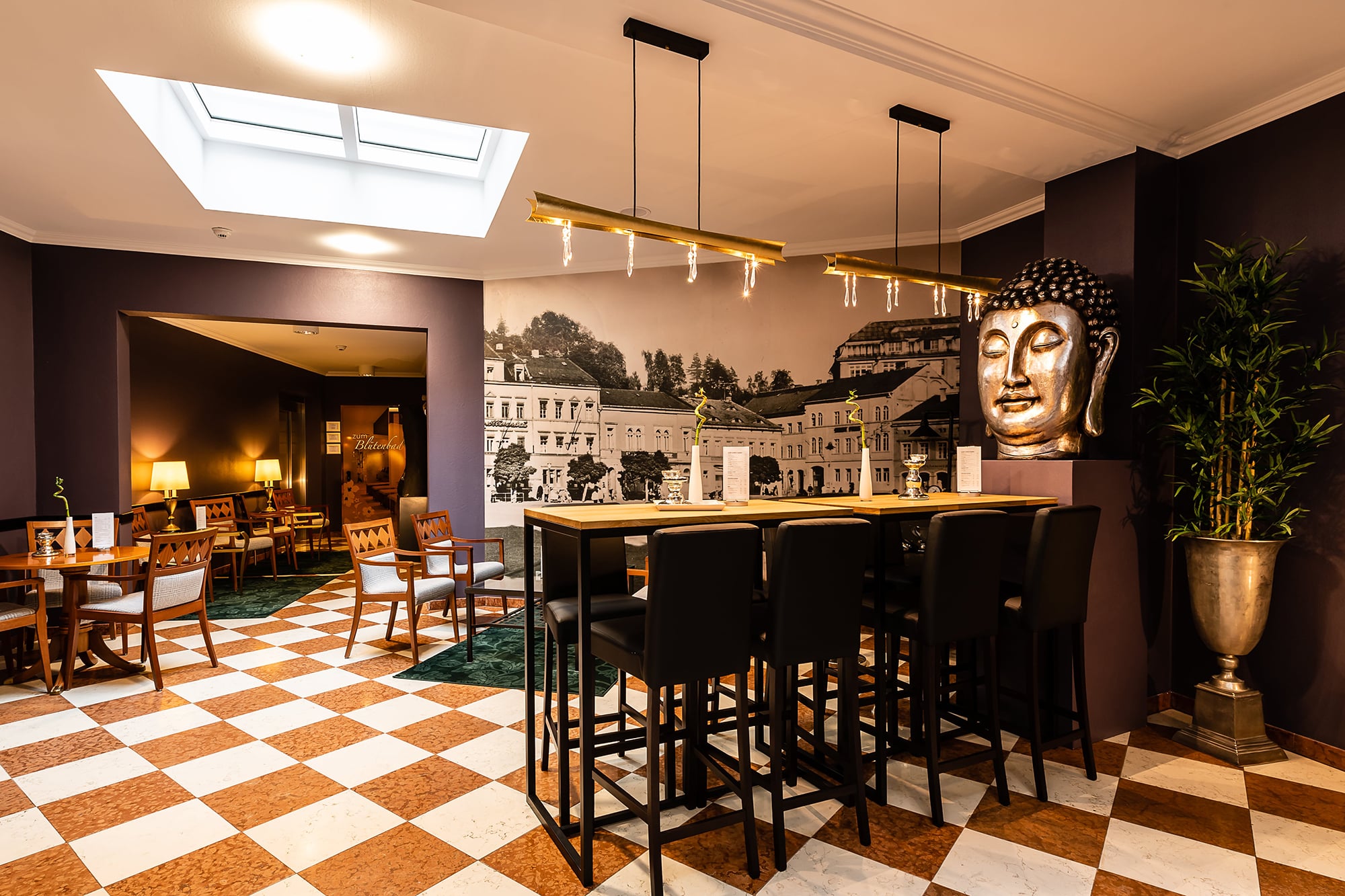 Lobby und Entspannungsbereich mit Bartheke im Steiger Hotel Sebnitzer Hof