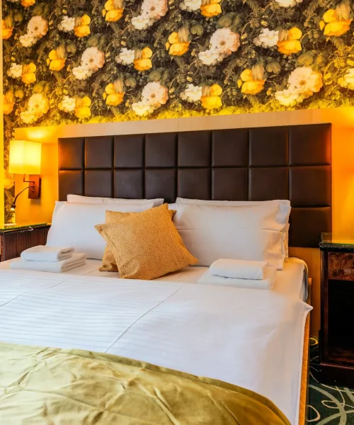 Bett-Doppelzimmer-Steiger-Hotel-Elbschloesschen-Rathen